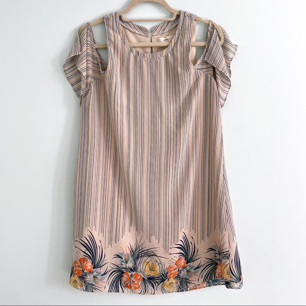 Entro Dress with Vintage Vibe Open Shoulder and Island Floral Detail at the Hem - Picture 2 of 10